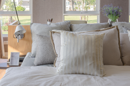 Set van kussens met deken op moderne houten bed in de moderne