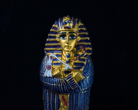 Égyptien Or Pharaons Masque Isolé Sur Blanc - Voyage Au Concept De 