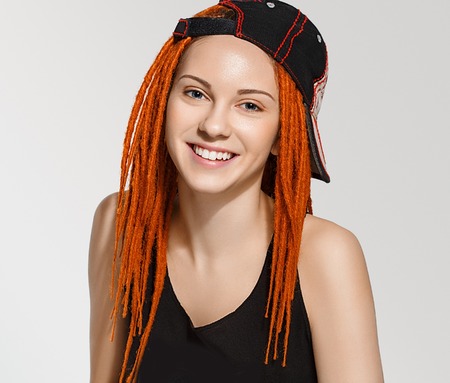 かなり若い女性の顔ドレッドヘア赤髪を閉じます スタジオ撮影します の写真素材 画像素材 Image