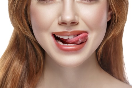 女の舌 口を開けて 緑の青舌と女性 スタジオ の写真素材 画像素材 Image