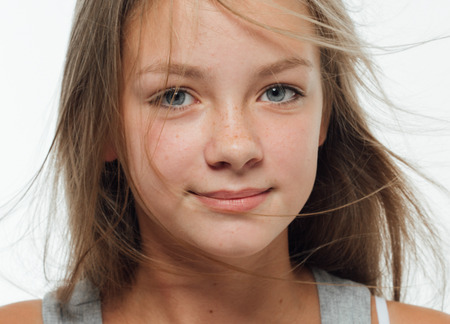 健康な肌とかわいい十代の少女そばかす女顔クローズ アップ肖像 の写真素材 画像素材 Image