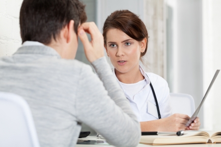 Patient und Arzt diskutieren x-ray Ergebnisse
