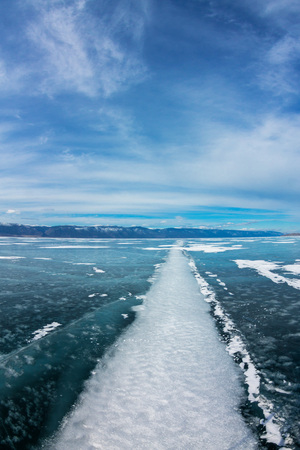 バイカル湖の氷の大きい白いひびからの道 の写真素材 画像素材 Image
