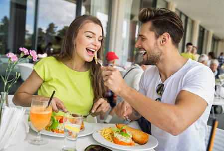 Schöne Paare auf dem Mittagessen im Restaurant Foto auf Lager