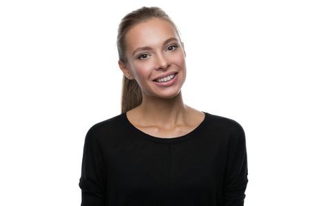 Портрет красивая белокурая женщина на белом фоне