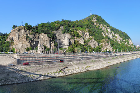 教会 十字架 ハンガリー ブダペストのゲッレールトの丘に自由の女神像を洞窟します の写真素材 画像素材 Image 教会 十字架 ハンガリー ブダペストのゲッレールトの丘に自由の女神像を洞窟します の写真素材 画像素材 Image