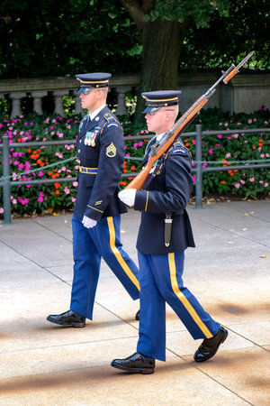 ワシントン アメリカ合衆国 7 月 15 日 未知のお墓の前で午後の衛兵兵士アーリントン墓地で 7 月に 15 10 で米国ワシントン州 の写真素材 画像素材 Image