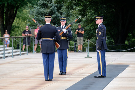 ワシントン アメリカ合衆国 7 月 15 日 未知のお墓の前で午後の衛兵兵士アーリントン墓地で 7 月に 15 10 で米国ワシントン州 の写真素材 画像素材 Image