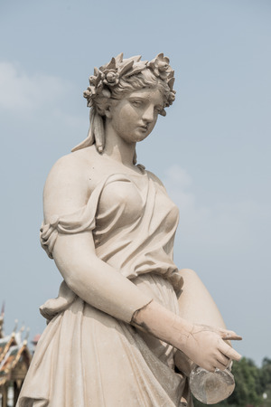 砂の石美しい女性の彫刻、ギリシャの彫像の写真素材・画像素材
