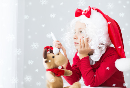 サンタの帽子で面白い女の子サンタさんへ手紙を書いてください の写真素材 画像素材 Image