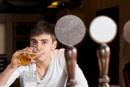 孤独な若い男のパブで飲むだけ カウンター ドラフト ビール 1 杯飲みバーの端に座って男 の写真素材 画像素材 Image 孤独な若い男のパブで飲むだけ カウンター ドラフト ビール 1 杯飲みバーの端に座って男 の写真素材 画像素材 Image