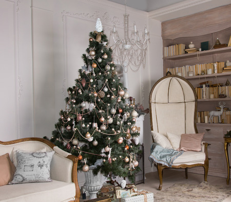 Geschmückten Weihnachtsbaum In Einer Exklusiven Wohnraum Interieur ... Geschmückten Weihnachtsbaum In Einer Exklusiven Wohnraum Interieur ...