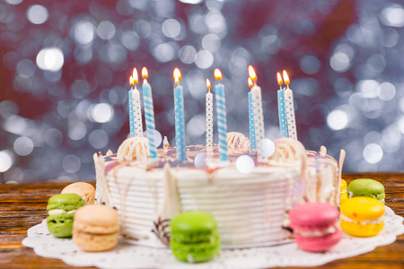 木製の机の上のバースデー ケーキにロウソクを灯して マッチ棒と人間の手 の写真素材 画像素材 Image