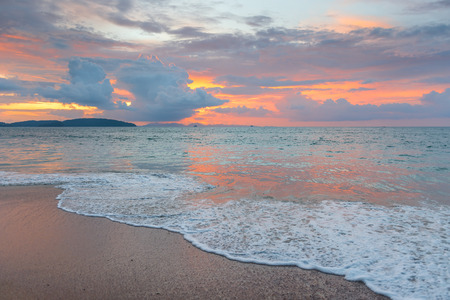海の上のピンクの夕日 空に美しい積雲 の写真素材 画像素材 Image