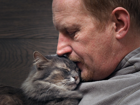 人間と猫の 2 つのプロファイル。猫と人間の顔の銃口。男性のしわ。猫 