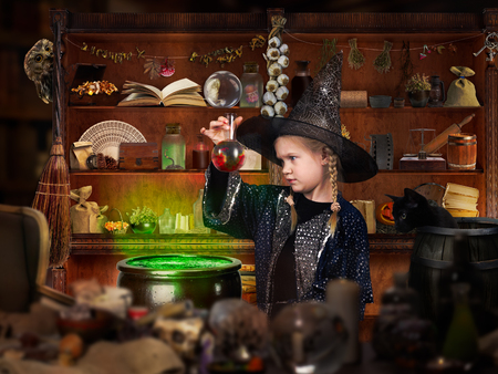ルーム作成ウィザード レトルトの魔法の万能薬を探して魔女帽子をかぶった小さな女の子 多くの神秘的なアイテムです ハロウィーンの魔法の概念 の写真素材 画像素材 Image ルーム作成ウィザード レトルトの魔法の万能薬を探して魔女帽子をかぶった小さな女の子 多くの神秘的なアイテムです ハロウィーンの魔法の概念 の写真素材 画像素材 Image