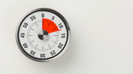 古典的な時計の文字盤と赤い時計ビンテージ アナログ キッチン タイマー 3 分左 クローズ アップ ショット Copyspace の写真素材 画像素材 Image 90855366