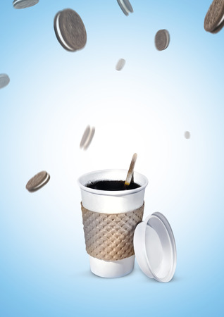 写真の構図 逆さまに飛ぶクッキーの横にあるコーヒーのプラスチック カップ ブルー グラデーションの背景のポスター イラスト の写真素材 画像素材 Image