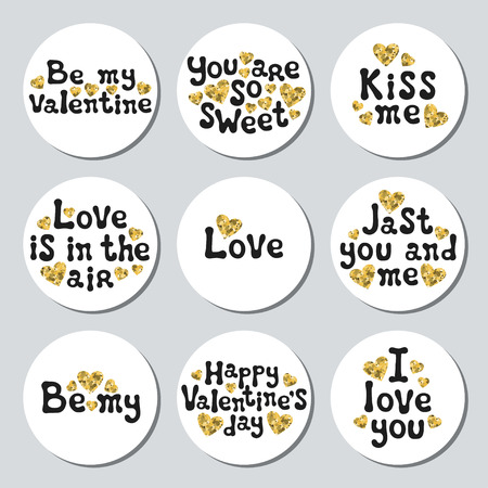 ステッカー セット ラウンド バレンタインデー ロマンチックなラベルのバッジ 手描きの装飾的な要素 愛のフレーズ 中心部の金のシンボル 書道をレタリングします ベクトルの図 バレンタインの日ステッカー コレクションのイラスト素材 ベクタ Image