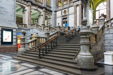 Antwerpen, Belgien - 11. August: Menschen Warteschlange Für Eine ... Antwerpen, Belgien - 11. August: Menschen Warteschlange Für Eine ...