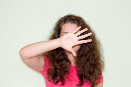 売り上げ高 広告の概念 銘刻文字の下に置きます 赤い巻き毛の少女 あなたのデザインのための写真 1 つの手の手のひらで顔を覆う の写真素材 画像素材 Image 42 売り上げ高 広告の概念 銘刻文字の下に置きます 赤い巻き毛の少女 あなたのデザインのための写真 1 つの手の手のひらで顔を覆う の写真素材 画像素材 Image 42