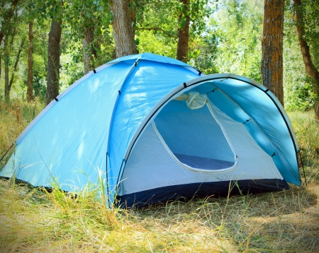 Tenda da campeggio turistica nei boschi, la bici del viaggiatore è sullo sfondo. Tenda da campeggio turistica nei boschi, la bici del viaggiatore è sullo sfondo.