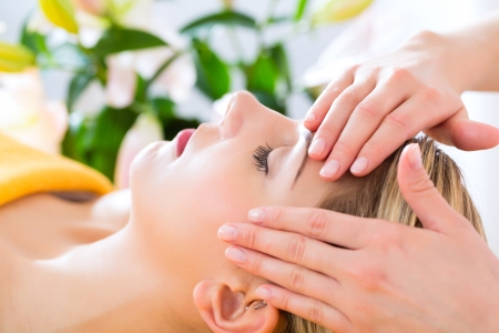 Massage: Wellness - женщина получает головы или массаж лица в спа- Фото со стока