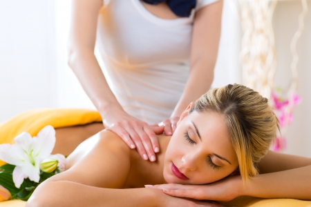 Massage: Wellness - женщины получают тела или массаж спины в спа Фото со стока