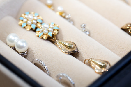 Gold jewelry in jewelry boxes Standard-Bild - 71962910