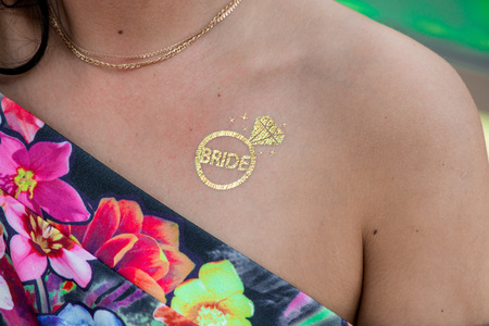 リングの一時的な入れ墨のマクロショット 結婚式の前に陽気な花嫁と花嫁介添人パーティー 楽しんでいる女性 の写真素材 画像素材 Image