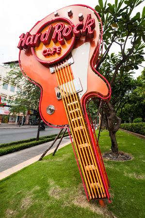The landscape of Saigon: HỒ CHÍ MINH, VIỆT NAM - ngày 21 tháng 1 năm 2014: guitar điện biểu tượng nổi tiếng của "Hard Rock Cafe" tại Thành phố Hồ Chí Minh (Sài Gòn). Một trong những nhà hàng truy cập nhiều nhất
