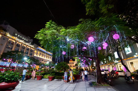 The landscape of Saigon: HỒ CHÍ MINH, VIỆT NAM - ngày 21 tháng 1 năm 2014: Cảnh của cuộc sống ban đêm ở thành phố Hồ Chí Minh (Sài Gòn). Người dân địa phương và khách du lịch thưởng thức trang trí năm mới hấp dẫn nhất thành phố du lịch ở Việt Nam biên tập