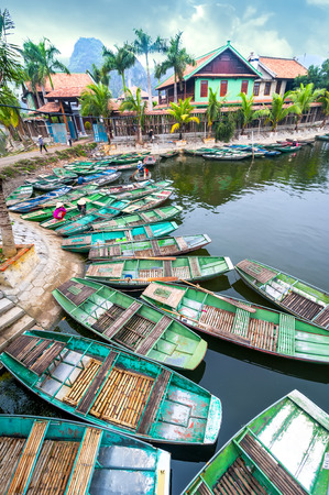 The landscape of Saigon: Người phụ nữ Việt với chiếc nón lá xem buổi sáng tuyệt vời với tàu thuyền Việt tại sông. Tam Cốc, Ninh Bình ,. Cảnh quan du lịch Việt Nam và các điểm đến
