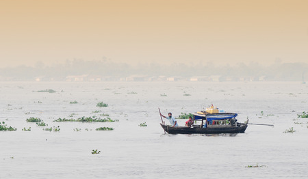 The landscape of Saigon: Cô lập thuyền trôi nổi trên sông Cửu Long, Việt Nam.