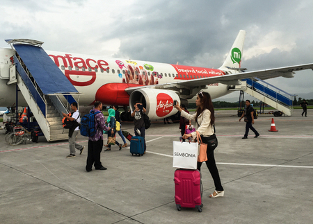 サイゴン ベトナム 17 年 5 月 15 日 ベトナム サイゴンのタンソンニャット国際空港の搭乗ゲート タンソンニャットは 16年 3250 万人の乗客とベトナムで最も忙しい空港です の写真素材 画像素材 Image
