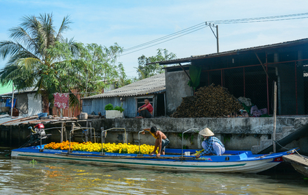 ソックトラン ベトナム 16年2月2日 ベトナム ソックチャンのメコン川の水上市場の人々 メコン川は東南アジアで最も長い川で アジアで7番目に 長い川です の写真素材 画像素材 Image ソックトラン ベトナム 16年2月2日 ベトナム ソックチャンのメコン川の水上市場の人々 メコン川は東南アジアで最も長い川で アジアで7番目に 長い川です の写真素材 画像素材 Image