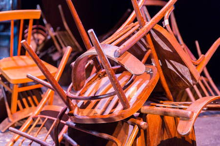 古い壊れた家具椅子の木の残骸の山 骨董 品 の写真素材 画像素材 Image