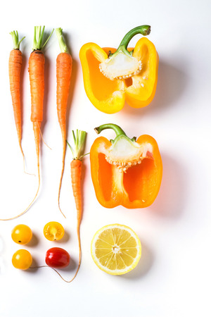 a carrot: Đặt trong toàn bộ và thái lát màu đỏ, cam và các loại rau màu vàng trên nền trắng. Top xem