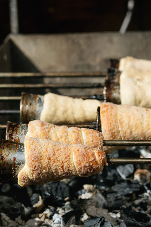 プラハの市場で屋台の食べ物 伝統的なチェコのベーカリー製品 Trdelnik を作るプロセス の写真素材 画像素材 Image