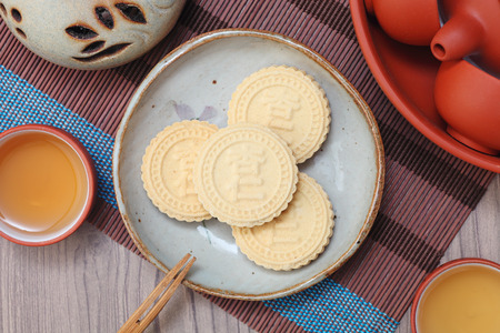 マカオ アーモンドのクッキーに中国語の単語から有名なアーモンド クッキーは アーモンド はない ロゴまたは商標です の写真素材 画像素材 Image 75643777