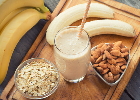 banana: Fresh làm Banana smoothie trên nền gỗ