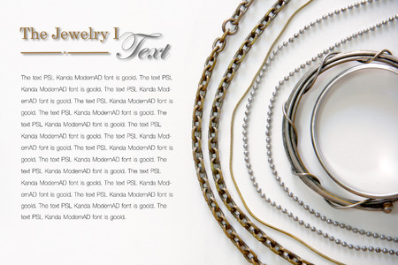 銀色新年の見掛け倒しの背景に濃い青 黄色と赤の色の 3 つのお祝い