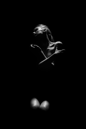 暗い モノクロ画像で官能的な興奮女性 の写真素材 画像素材 Image 暗い モノクロ画像で官能的な興奮女性 の写真素材 画像素材 Image