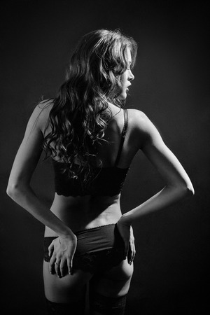 高級ランジェリーとストッキングを脱いでいる モノクロ画像の女性 の写真素材 画像素材 Image 高級ランジェリーとストッキングを脱いでいる モノクロ画像の女性 の写真素材 画像素材 Image