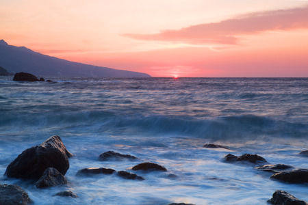 海から昇る朝日に石の波が割れる の写真素材 画像素材 Image