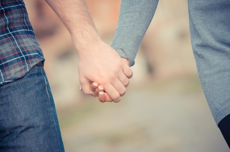 カップル手閉めた一緒に屋外の自然の背景に手で夫婦愛 の写真素材