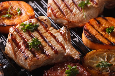 grilled pork: Nướng bít tết thịt lợn và bí ngô trên một chiếc vỉ nướng. vĩ mô ngang, phong cách mộc mạc Kho ảnh