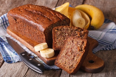 banana: bánh mì chuối Homemade thái lát vào một bảng close-up. ngang, phong cách mộc mạc