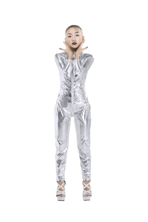 Asiatische Frau Mit Silber Latex Anzug Uber Weissem Hintergrund Futuristisches Konzept Bild Lizenzfreie Fotos Bilder Und Stock Fotografie Image 61489523