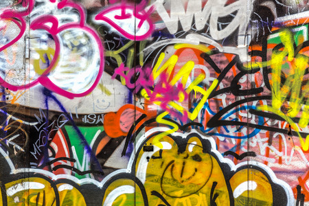 Schone Strassenkunst Graffiti Zusammenfassung Kreative Zeichnung Fashion Farben An Den Wanden Der Stadt Zeitgenossisch Urban Culture Lizenzfreie Fotos Bilder Und Stock Fotografie Image 37134500